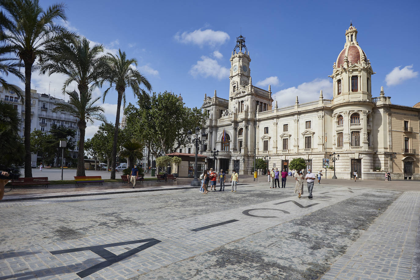 Los trabajos provisionales de peatonalización de la plaza del Ayuntamiento de Valencia ya han finalizado a los tres meses desde su inicio, el pasado 4 de mayo, tras la reordenación de la circulación, el establecimiento de rutas para el tráfico rodado y la instalación de un asfalto especial -rojo- para las zonas peatonales. 