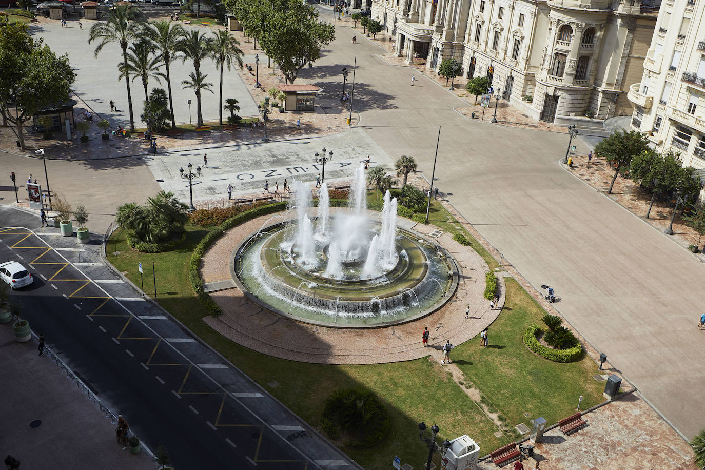 Los trabajos provisionales de peatonalización de la plaza del Ayuntamiento de Valencia ya han finalizado a los tres meses desde su inicio, el pasado 4 de mayo, tras la reordenación de la circulación, el establecimiento de rutas para el tráfico rodado y la instalación de un asfalto especial -rojo- para las zonas peatonales. 