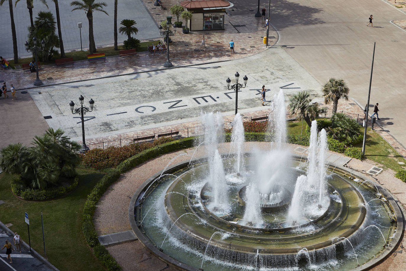 Los trabajos provisionales de peatonalización de la plaza del Ayuntamiento de Valencia ya han finalizado a los tres meses desde su inicio, el pasado 4 de mayo, tras la reordenación de la circulación, el establecimiento de rutas para el tráfico rodado y la instalación de un asfalto especial -rojo- para las zonas peatonales. 