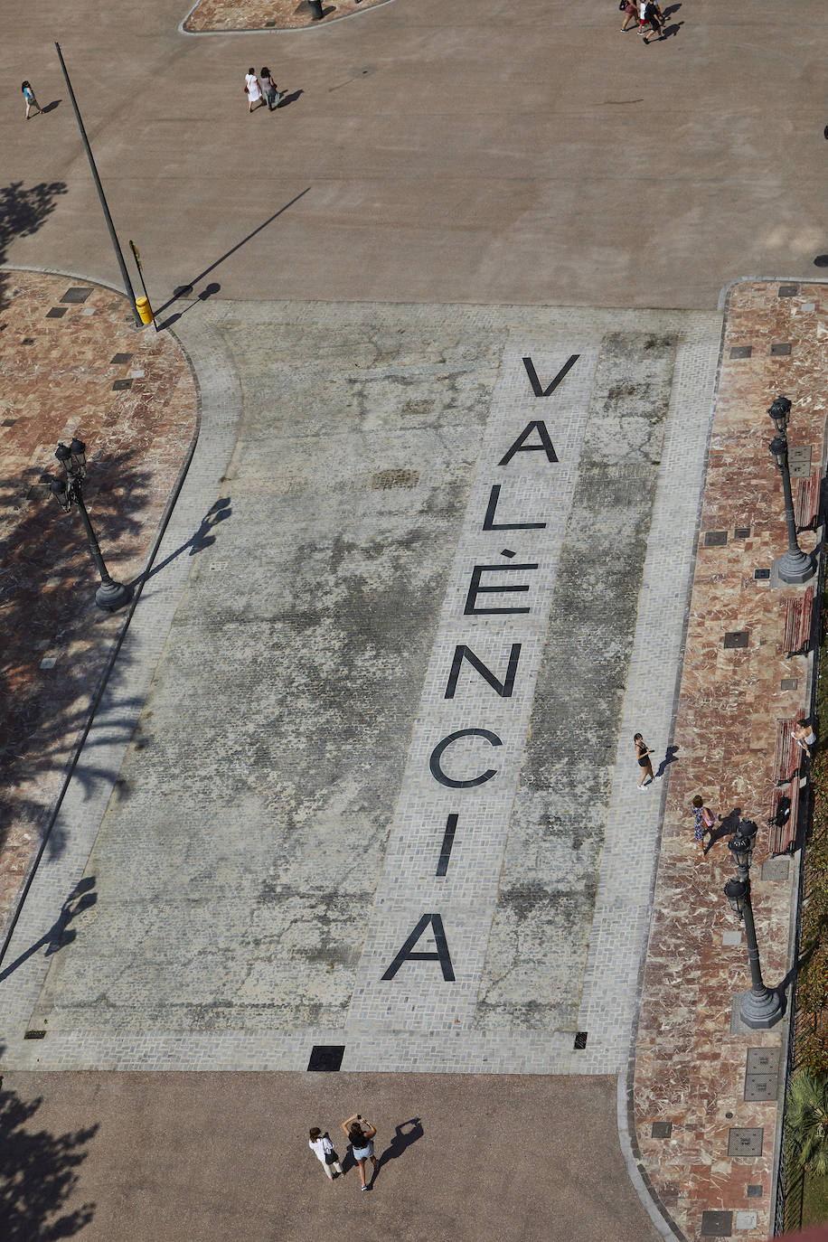 Los trabajos provisionales de peatonalización de la plaza del Ayuntamiento de Valencia ya han finalizado a los tres meses desde su inicio, el pasado 4 de mayo, tras la reordenación de la circulación, el establecimiento de rutas para el tráfico rodado y la instalación de un asfalto especial -rojo- para las zonas peatonales. 