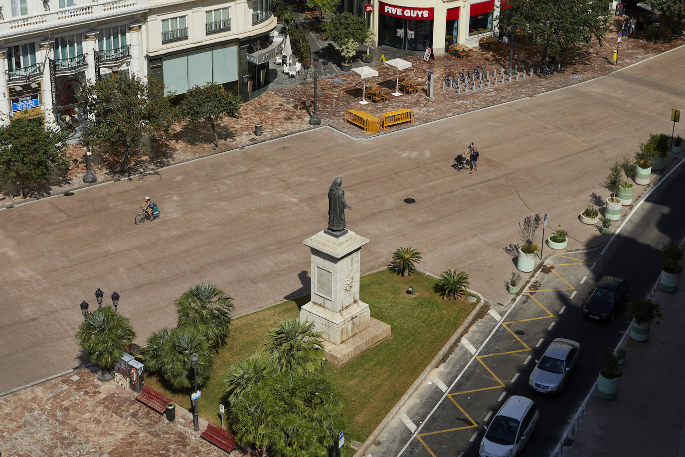 Los trabajos provisionales de peatonalización de la plaza del Ayuntamiento de Valencia ya han finalizado a los tres meses desde su inicio, el pasado 4 de mayo, tras la reordenación de la circulación, el establecimiento de rutas para el tráfico rodado y la instalación de un asfalto especial -rojo- para las zonas peatonales. 