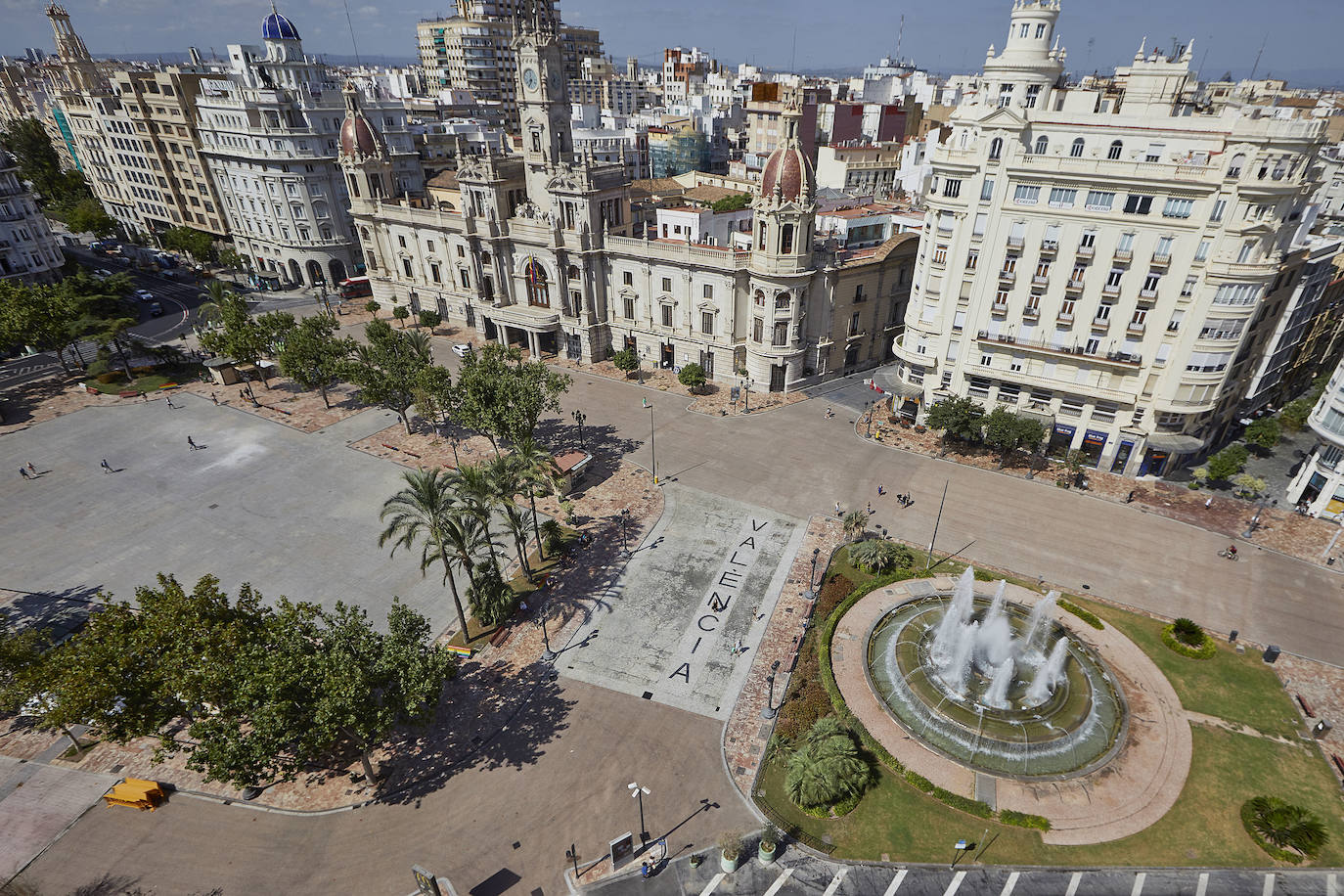 Los trabajos provisionales de peatonalización de la plaza del Ayuntamiento de Valencia ya han finalizado a los tres meses desde su inicio, el pasado 4 de mayo, tras la reordenación de la circulación, el establecimiento de rutas para el tráfico rodado y la instalación de un asfalto especial -rojo- para las zonas peatonales. 