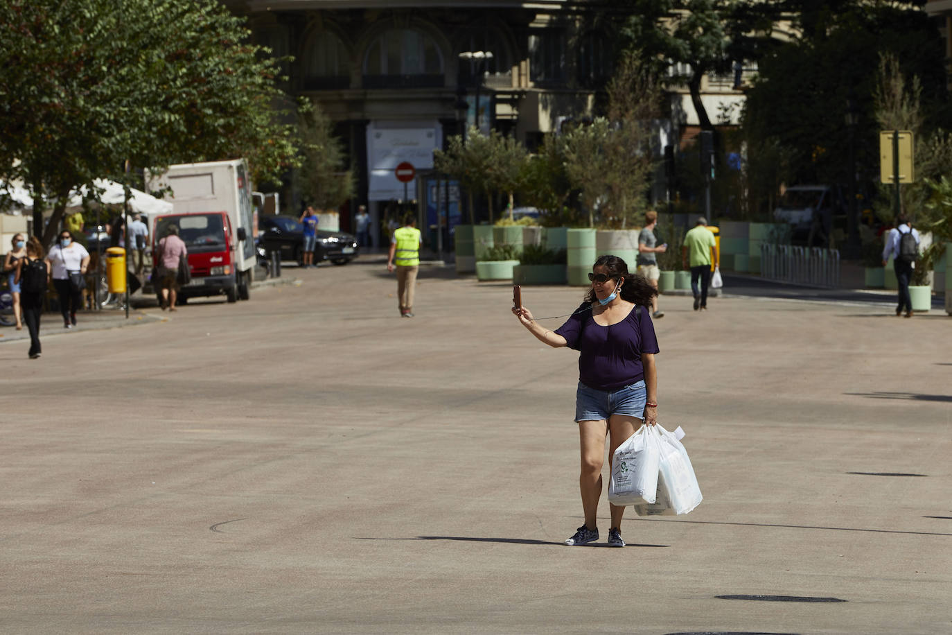 Los trabajos provisionales de peatonalización de la plaza del Ayuntamiento de Valencia ya han finalizado a los tres meses desde su inicio, el pasado 4 de mayo, tras la reordenación de la circulación, el establecimiento de rutas para el tráfico rodado y la instalación de un asfalto especial -rojo- para las zonas peatonales. 