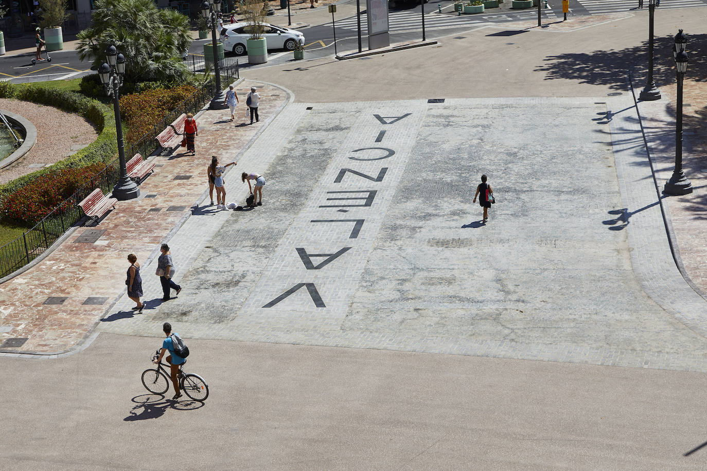 Los trabajos provisionales de peatonalización de la plaza del Ayuntamiento de Valencia ya han finalizado a los tres meses desde su inicio, el pasado 4 de mayo, tras la reordenación de la circulación, el establecimiento de rutas para el tráfico rodado y la instalación de un asfalto especial -rojo- para las zonas peatonales. 