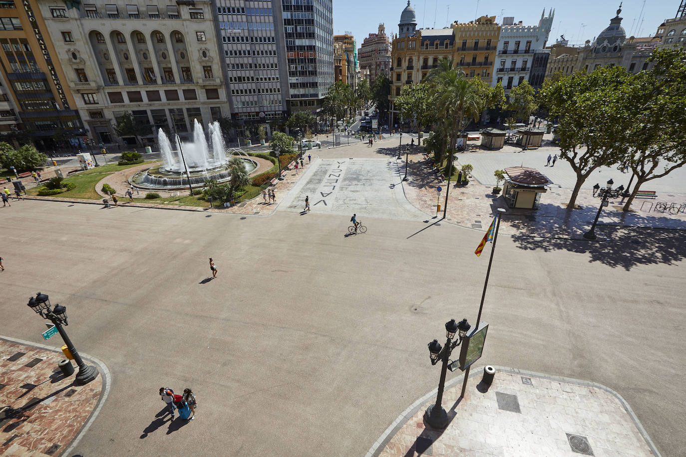 Los trabajos provisionales de peatonalización de la plaza del Ayuntamiento de Valencia ya han finalizado a los tres meses desde su inicio, el pasado 4 de mayo, tras la reordenación de la circulación, el establecimiento de rutas para el tráfico rodado y la instalación de un asfalto especial -rojo- para las zonas peatonales. 