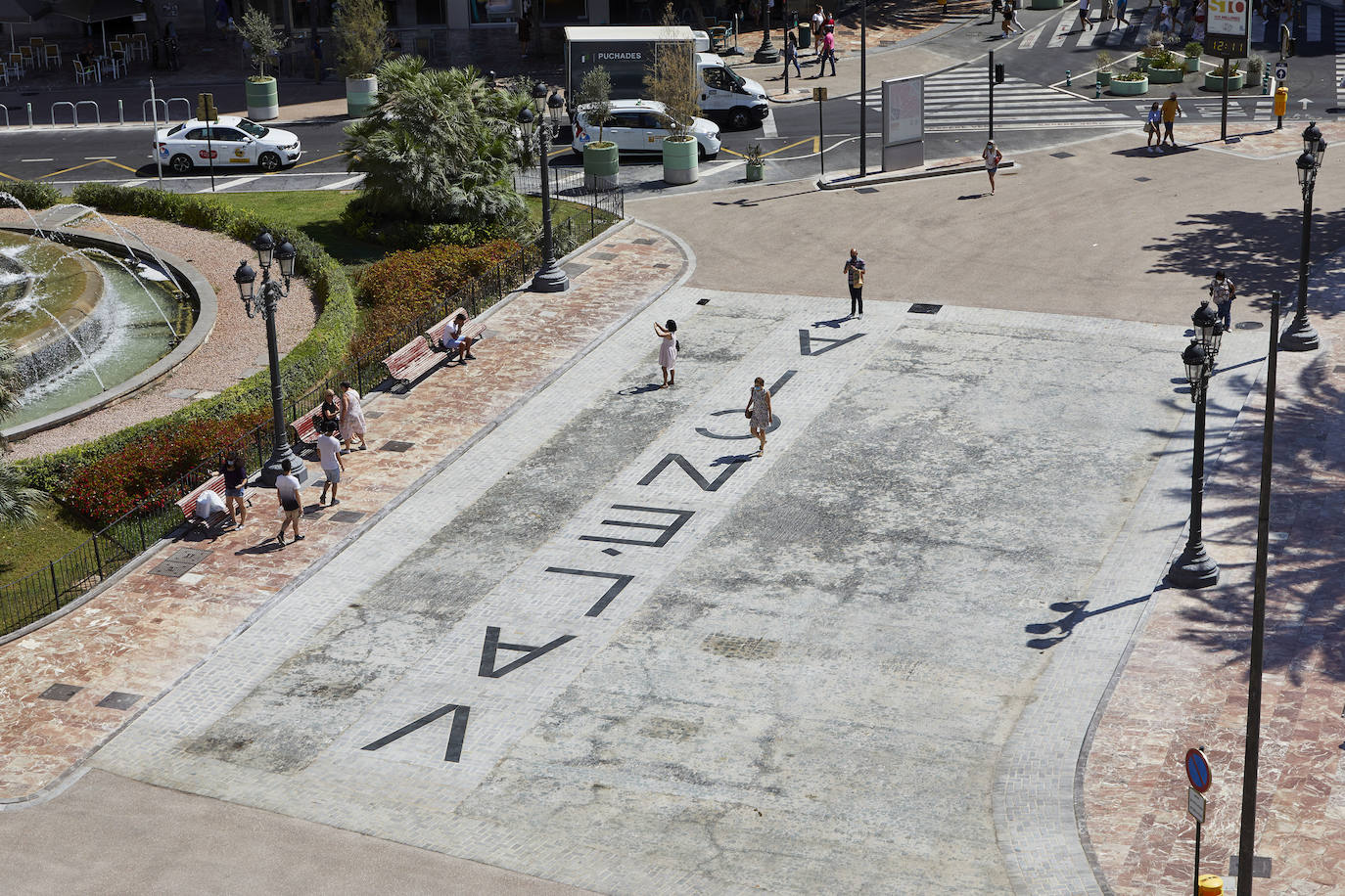 Los trabajos provisionales de peatonalización de la plaza del Ayuntamiento de Valencia ya han finalizado a los tres meses desde su inicio, el pasado 4 de mayo, tras la reordenación de la circulación, el establecimiento de rutas para el tráfico rodado y la instalación de un asfalto especial -rojo- para las zonas peatonales. 