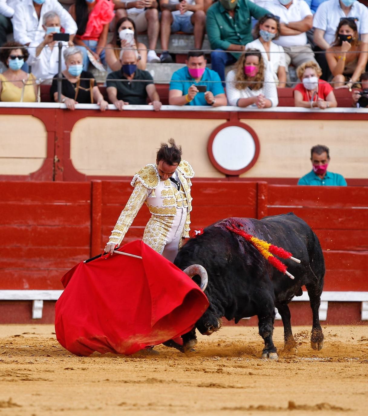 Enrique Ponce sufrió este jueves un susto en El Puerto de Santa María. Su primer toro de la tarde le dio un revolcón -afortunadamente sin consecuencias- al entrar a matar. En el tendido, como testigo, su nueva pareja sentimental, Ana Soria. La joven reaccionó con temor ante las consecuencias de la cogida. El diestro de Chiva se dirigió hacia ella para tranquilizarla tras rematar la faena. 