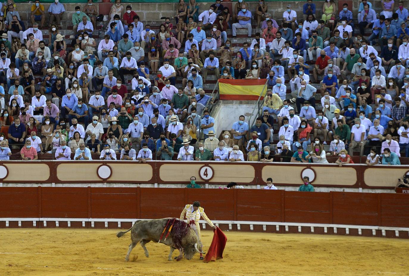 Enrique Ponce sufrió este jueves un susto en El Puerto de Santa María. Su primer toro de la tarde le dio un revolcón -afortunadamente sin consecuencias- al entrar a matar. En el tendido, como testigo, su nueva pareja sentimental, Ana Soria. La joven reaccionó con temor ante las consecuencias de la cogida. El diestro de Chiva se dirigió hacia ella para tranquilizarla tras rematar la faena. 