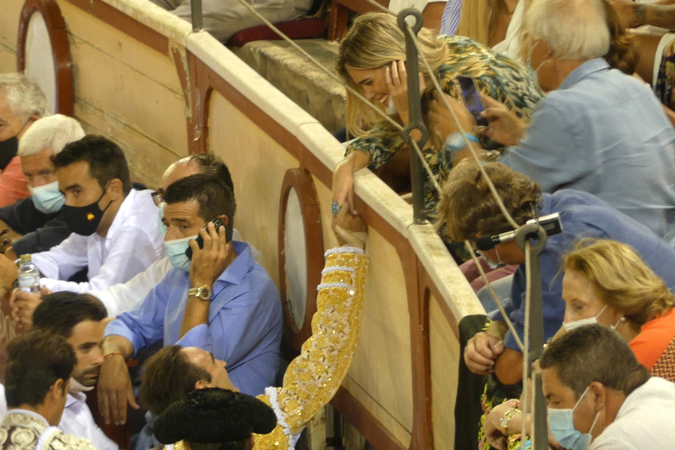 Enrique Ponce sufrió este jueves un susto en El Puerto de Santa María. Su primer toro de la tarde le dio un revolcón -afortunadamente sin consecuencias- al entrar a matar. En el tendido, como testigo, su nueva pareja sentimental, Ana Soria. La joven reaccionó con temor ante las consecuencias de la cogida. El diestro de Chiva se dirigió hacia ella para tranquilizarla tras rematar la faena. 