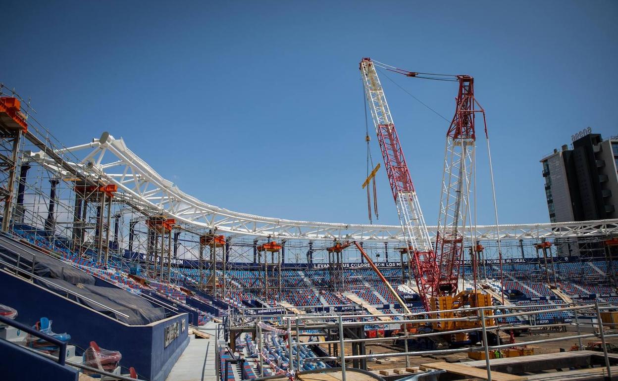 La actual fase de la remodelación del estadio consiste en la instalación de una moderna cubierta.