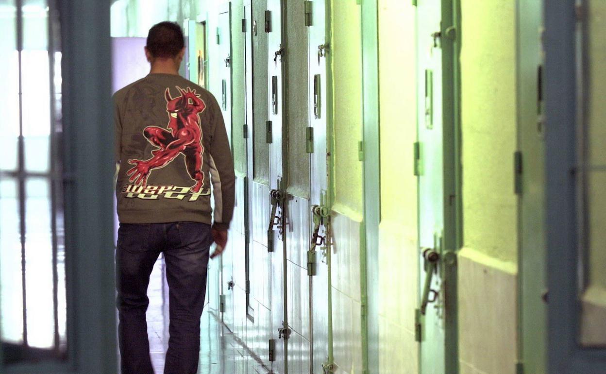 Un interno de la cárcel de Picassent pasea entre las celdas. 