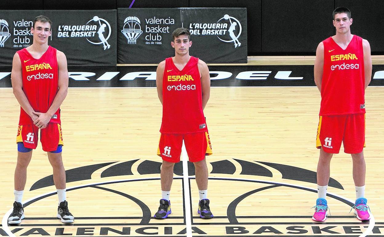 Millán Jiménez, Guillem Ferrando y Alonso Faure posan en la pista central de L'Alqueria del Basket. 