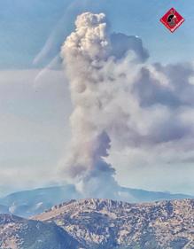 Imagen secundaria 2 - Avance del fuego en la Vall de Gallinera.