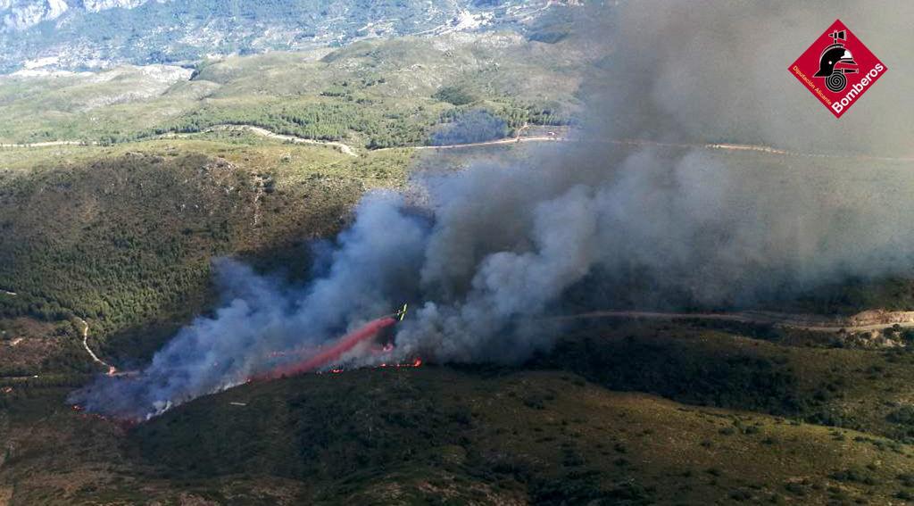 Los bomberos luchan contra tres incendios forestales en Alicante