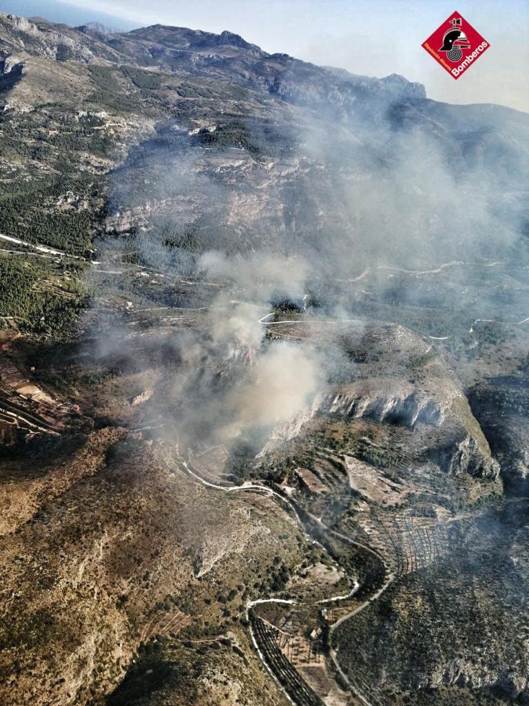 Los bomberos luchan contra tres incendios forestales en Alicante