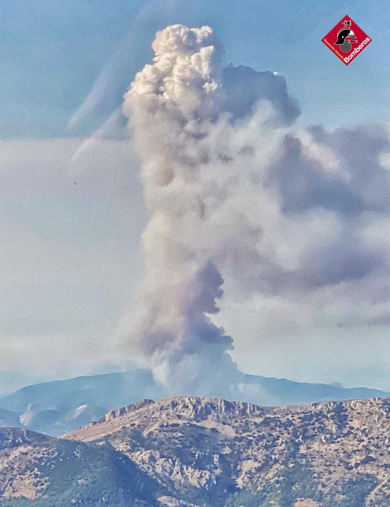 Los bomberos luchan contra tres incendios forestales en Alicante