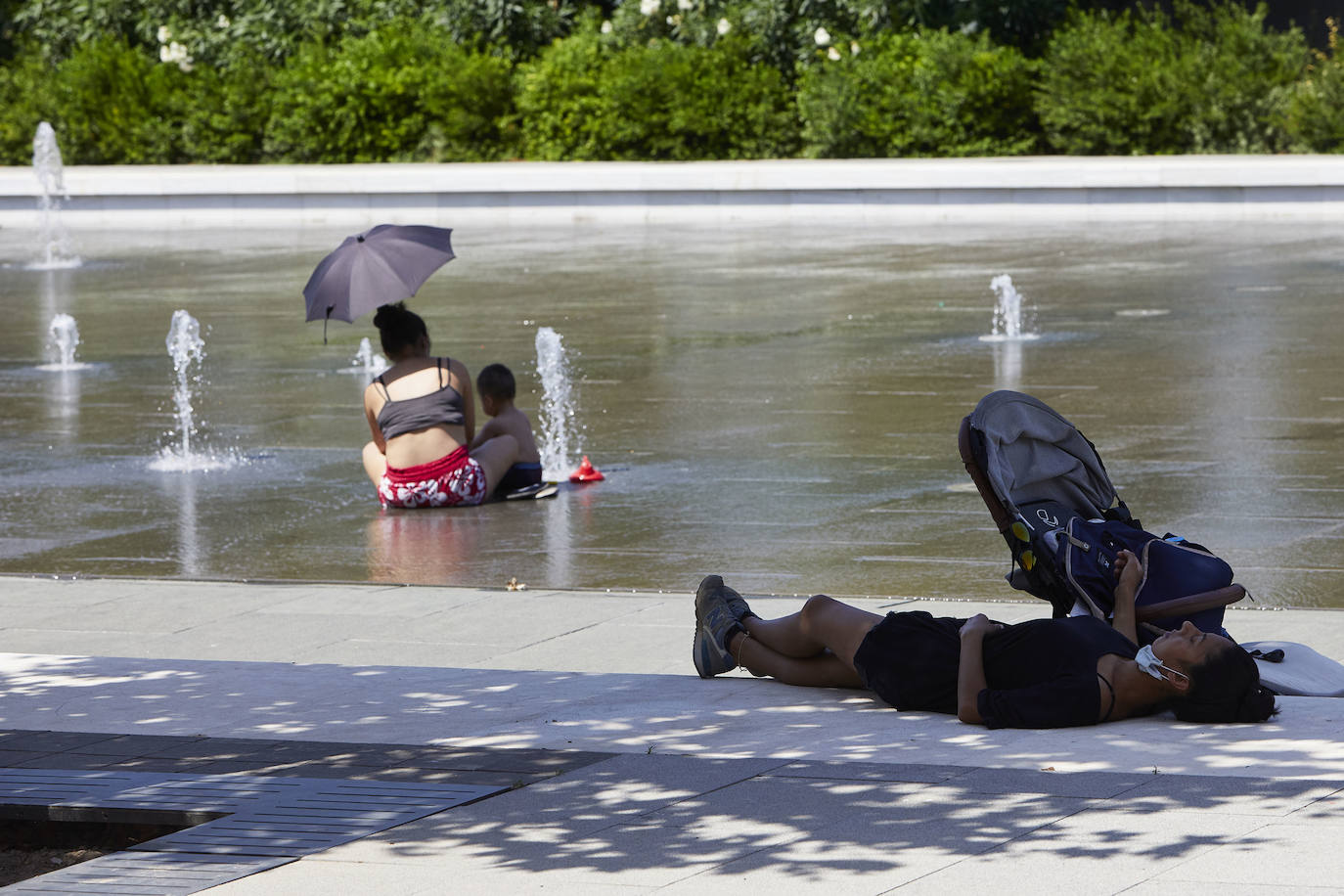 Suben las temperaturas y los valencianos aprovechan cualquier espacio para refrescarse, como en las fotos de este sábado 8 de agosto, en el parque Central y el centro de la ciudad. 