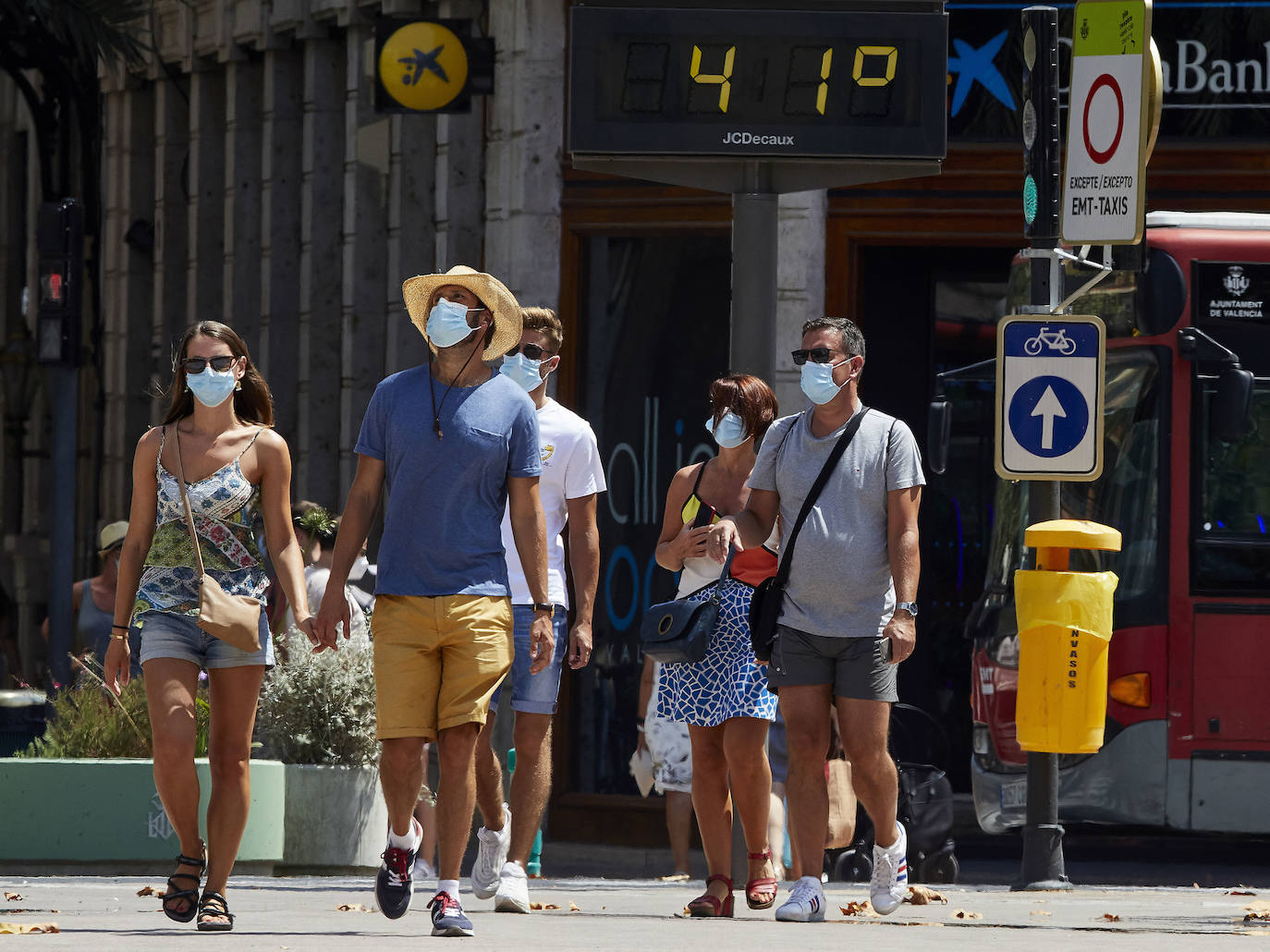 Suben las temperaturas y los valencianos aprovechan cualquier espacio para refrescarse, como en las fotos de este sábado 8 de agosto, en el parque Central y el centro de la ciudad. 