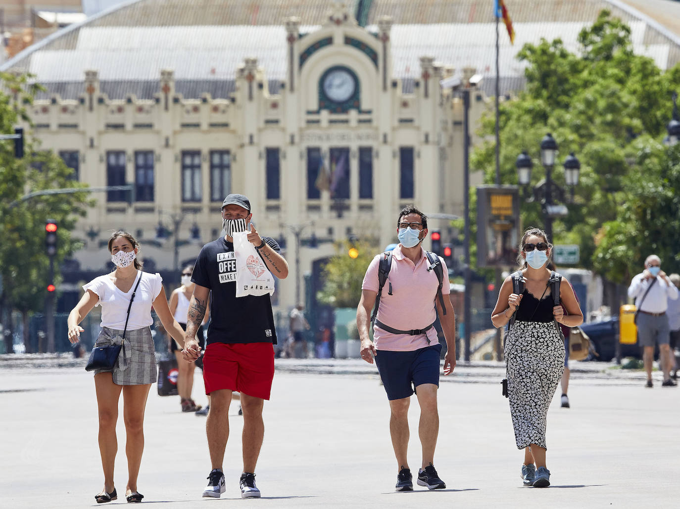 Suben las temperaturas y los valencianos aprovechan cualquier espacio para refrescarse, como en las fotos de este sábado 8 de agosto, en el parque Central y el centro de la ciudad. 