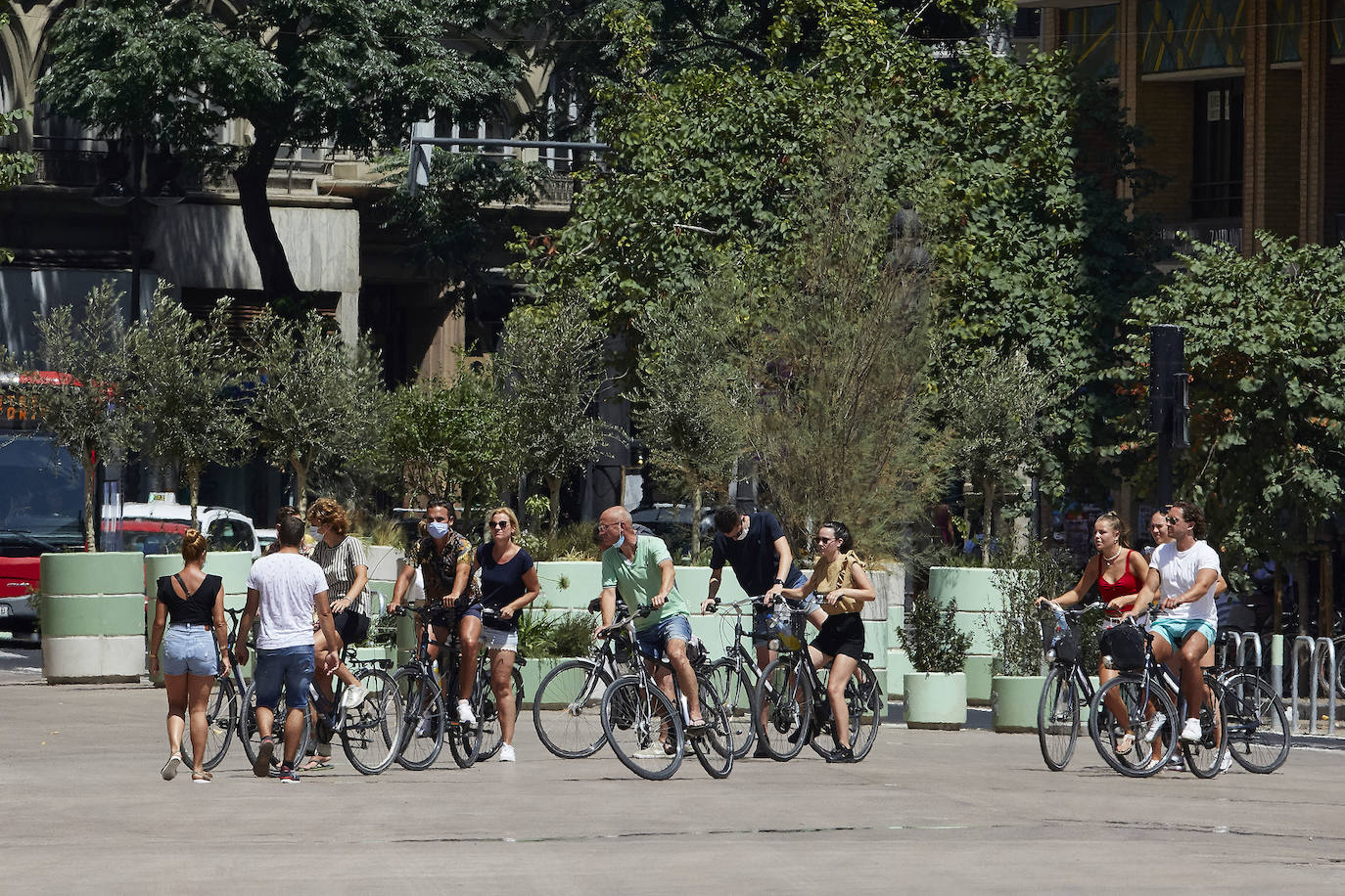 Suben las temperaturas y los valencianos aprovechan cualquier espacio para refrescarse, como en las fotos de este sábado 8 de agosto, en el parque Central y el centro de la ciudad. 