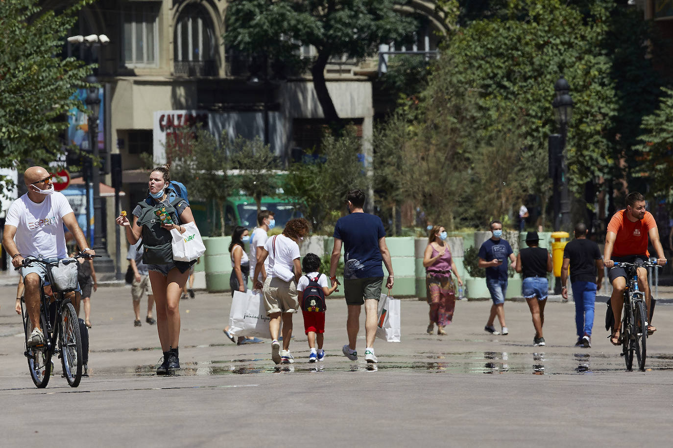 Suben las temperaturas y los valencianos aprovechan cualquier espacio para refrescarse, como en las fotos de este sábado 8 de agosto, en el parque Central y el centro de la ciudad. 