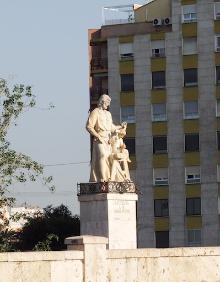 Imagen secundaria 2 - La escultura de San José rinde homenaje a la fiesta más representativa de la ciudad. 