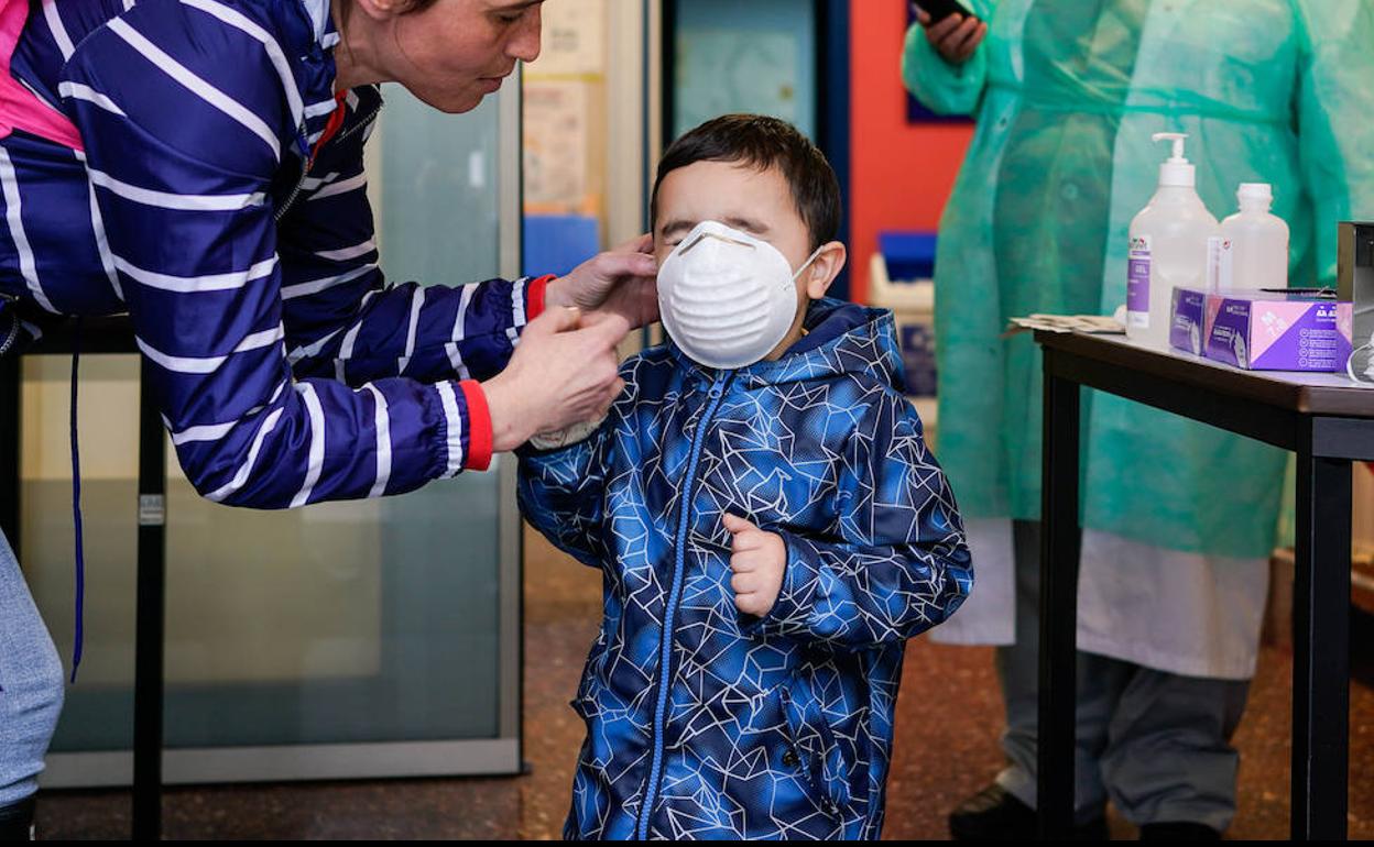 Un niño se prepara para entrar al colegio 