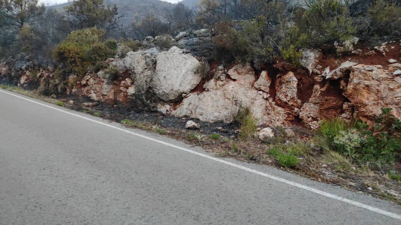 Los bomberos luchan contra tres incendios forestales en Alicante