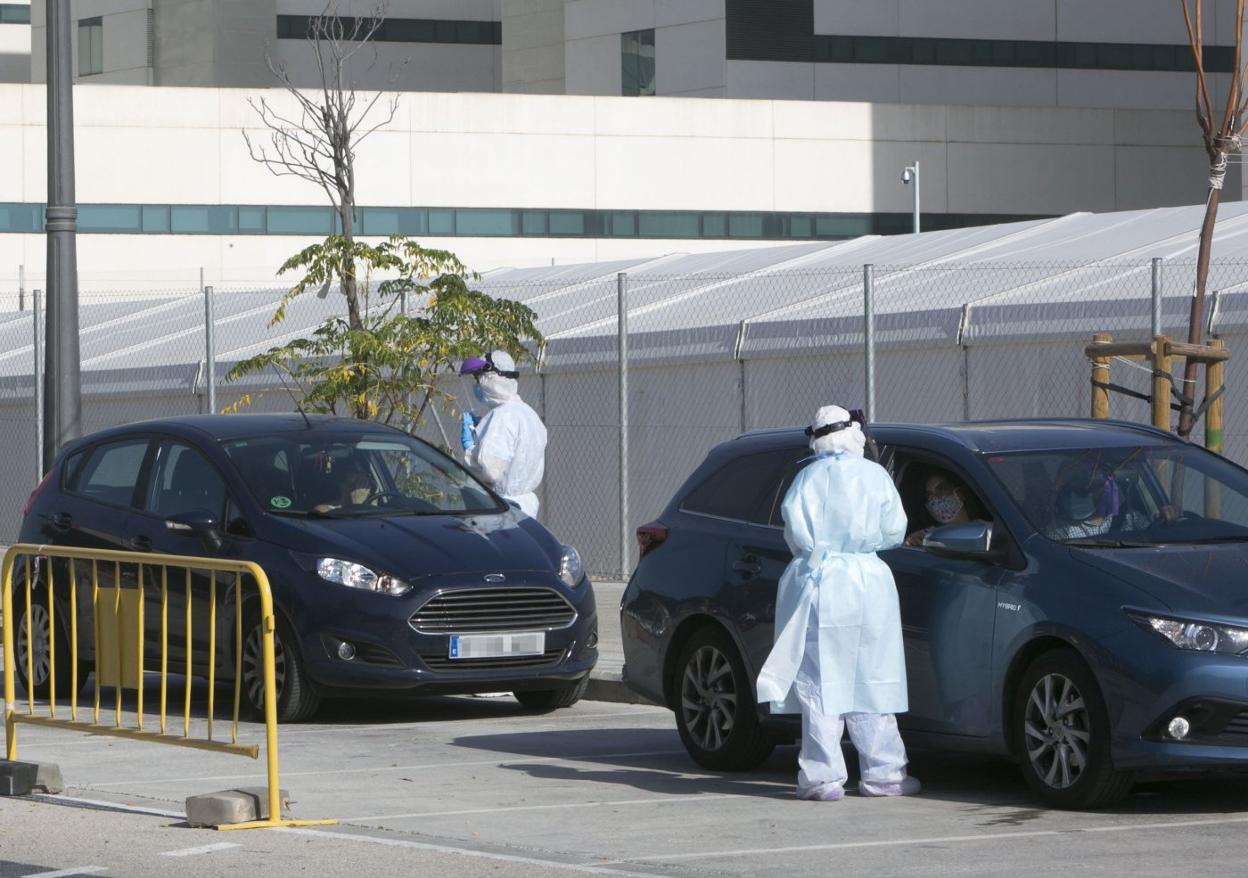 Personal sanitario toma muestras a posibles contagiados en el hospital provisional ubicado junto a La Fe. damián torres