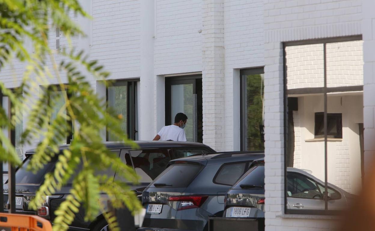 Dani Parejo, a su entrada a la Ciudad Deportiva de Paterna. 