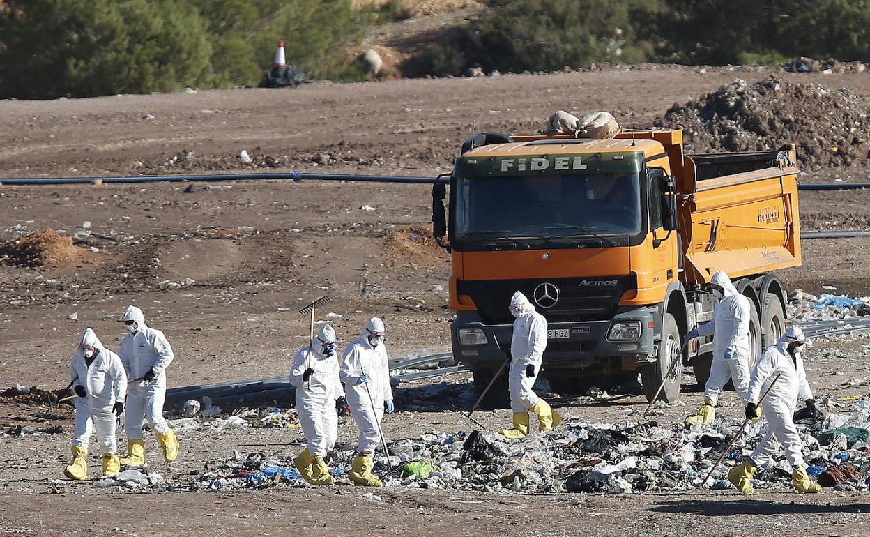 Agentes de la Guardia Civil durante la búsqueda entre restos de basura en Dos Aguas, ya finalizadas. 