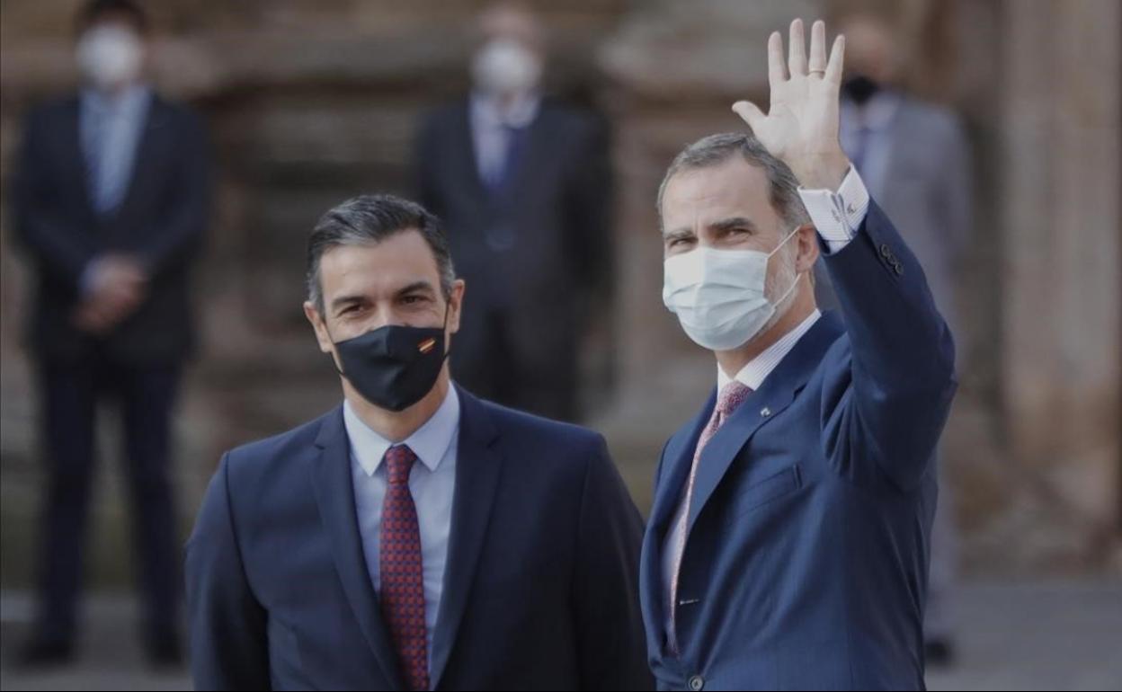 Pedro Sánchez junto a Felipe VI, en una imagen de archivo. 