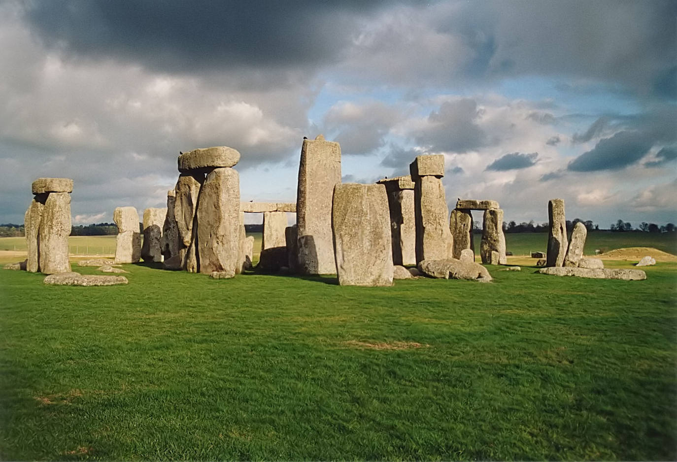 ¿Quiénes construyeron Stonehenge y por qué? | El origen de las piedras del monumento megalítico de Stonehenge (Inglaterra) ha sido una cuestión debatida durante siglos. Era una incógnita de dónde surgieron estas piedras y cómo se pudieron mover con los medios de la época por sus grandes dimensiones, así como la finalidad de su curiosa disposición.