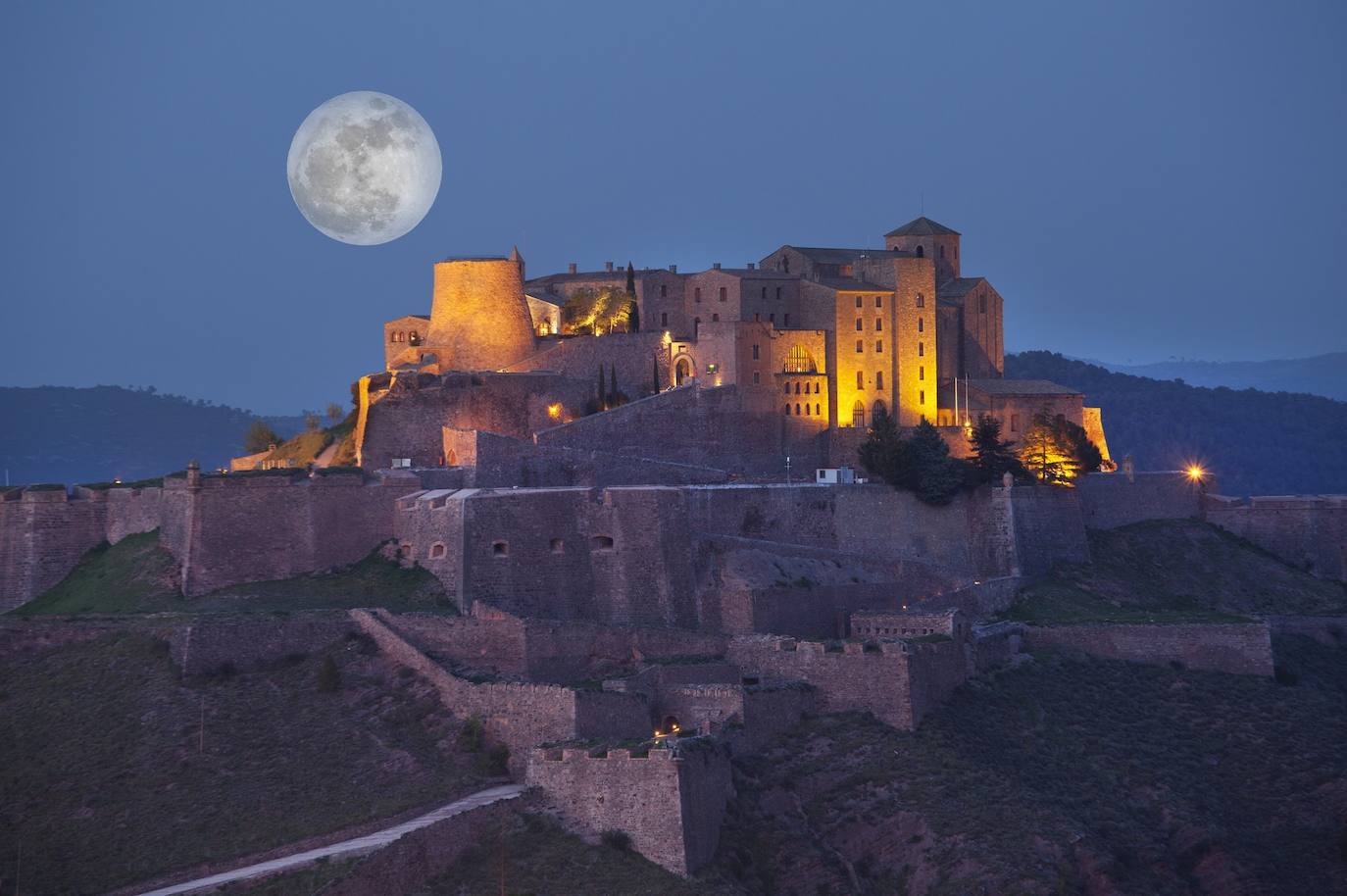 La habitación 712 | El Parador de Cardona, a escasos 100 kilómetros de Barcelona, puede presumir de una de las estancias con más fama en el mundo esotérico y de lo paranormal. La habitación solo se ocupa a petición propia ya que, tras escuchar los relatos y reclamaciones de muchos clientes, la dirección del hotel decidió cerrarla al público, salvo por solicitud expresa.