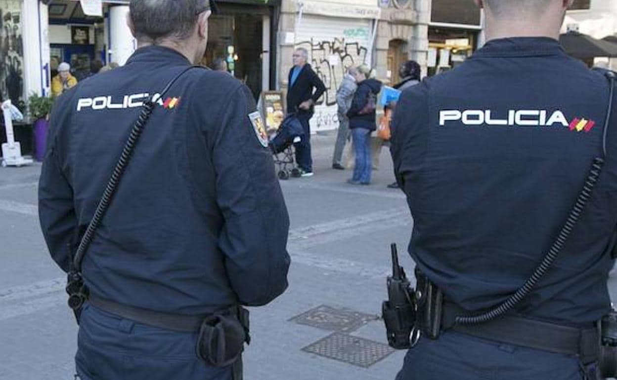 Dos agentes de la Policía Nacional, en una imagen de archivo. 