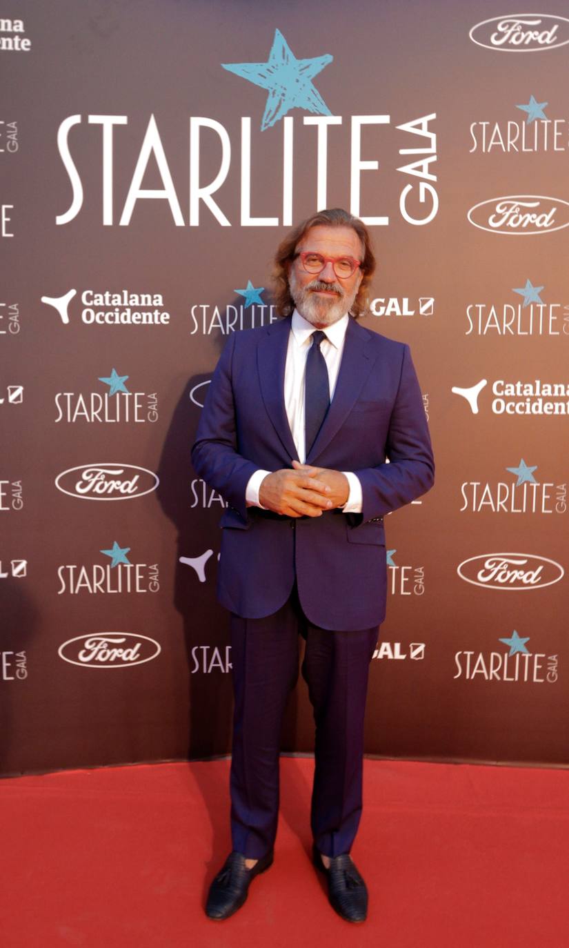 El periodista y presentador Pepe Navarro. La labor solidaria de Antonio Banderas como embajador de la Organización Mundial del Turismo ha sido reconocida en la undécima Gala Starlite. La fundación Starlite reunió este domingo en su cena solidaria para luchar contra el Covid-19 a personalidades del mundo empresarial, social y cultural que apoyan distintos proyectos humanitarios para hacer frente a la pandemia. A la gala marbellí han acudido personalidades como la ministra Reyes Maroto, Antonio José, Miguel Poveda, Luján Argüelles, Loles León, Pepe Navarro y Pedro J. Ramírez, entre otros. Paula Echevarría también ha sido reconocida por su implicación personal en numerosas causas solidarias. 