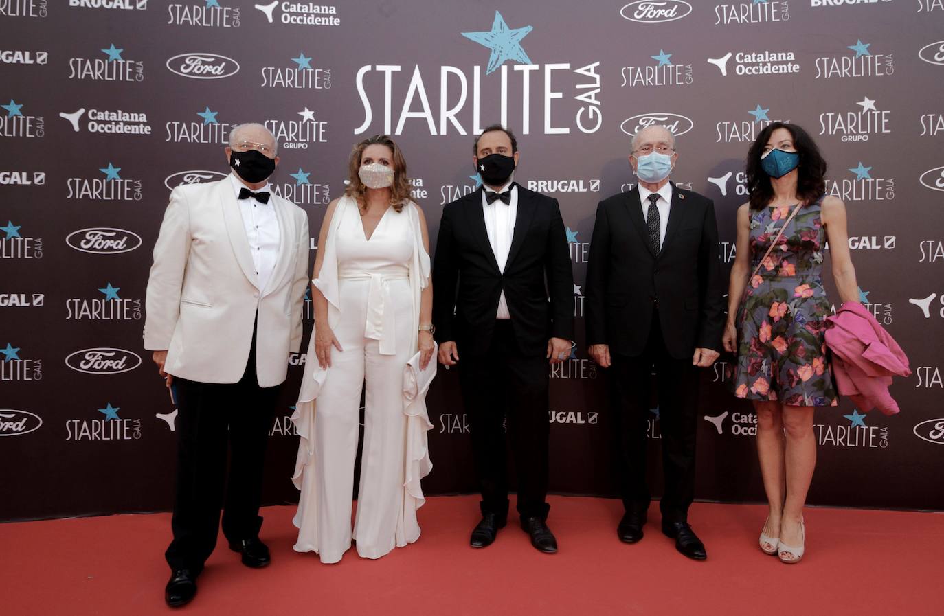 Los fundadores del Starlite, Sandra García-Sanjuan (2-i) y su marido Ignacio Maluquer (c), y el alcalde de Málaga, Francisco de la Torre. La labor solidaria de Antonio Banderas como embajador de la Organización Mundial del Turismo ha sido reconocida en la undécima Gala Starlite. La fundación Starlite reunió este domingo en su cena solidaria para luchar contra el Covid-19 a personalidades del mundo empresarial, social y cultural que apoyan distintos proyectos humanitarios para hacer frente a la pandemia. A la gala marbellí han acudido personalidades como la ministra Reyes Maroto, Antonio José, Miguel Poveda, Luján Argüelles, Loles León, Pepe Navarro y Pedro J. Ramírez, entre otros. Paula Echevarría también ha sido reconocida por su implicación personal en numerosas causas solidarias. 