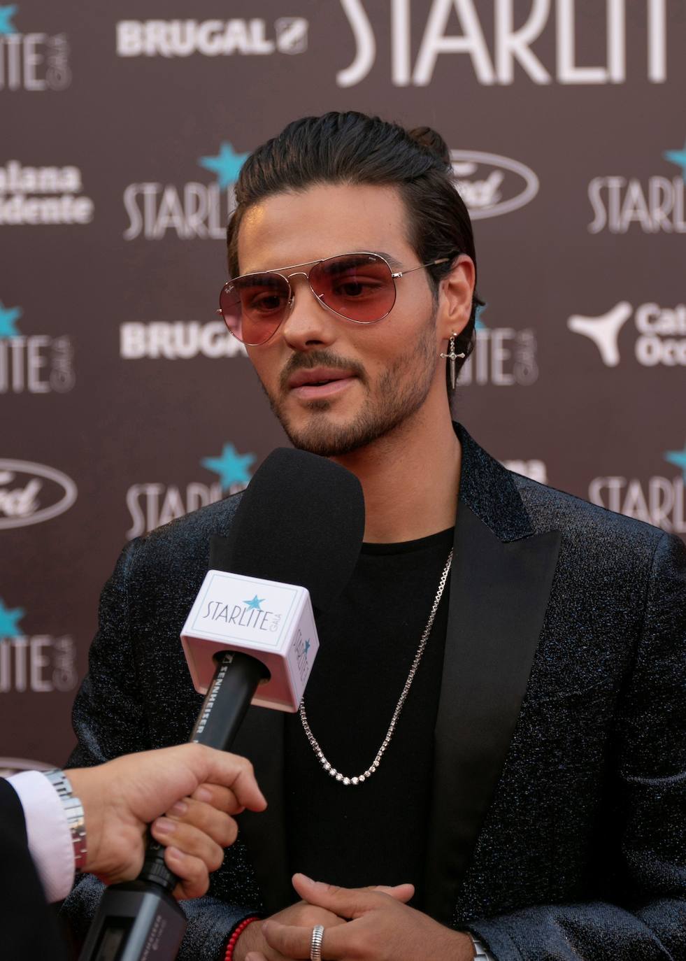 El cantante Abraham Mateo. La labor solidaria de Antonio Banderas como embajador de la Organización Mundial del Turismo ha sido reconocida en la undécima Gala Starlite. La fundación Starlite reunió este domingo en su cena solidaria para luchar contra el Covid-19 a personalidades del mundo empresarial, social y cultural que apoyan distintos proyectos humanitarios para hacer frente a la pandemia. A la gala marbellí han acudido personalidades como la ministra Reyes Maroto, Antonio José, Miguel Poveda, Luján Argüelles, Loles León, Pepe Navarro y Pedro J. Ramírez, entre otros. Paula Echevarría también ha sido reconocida por su implicación personal en numerosas causas solidarias. 