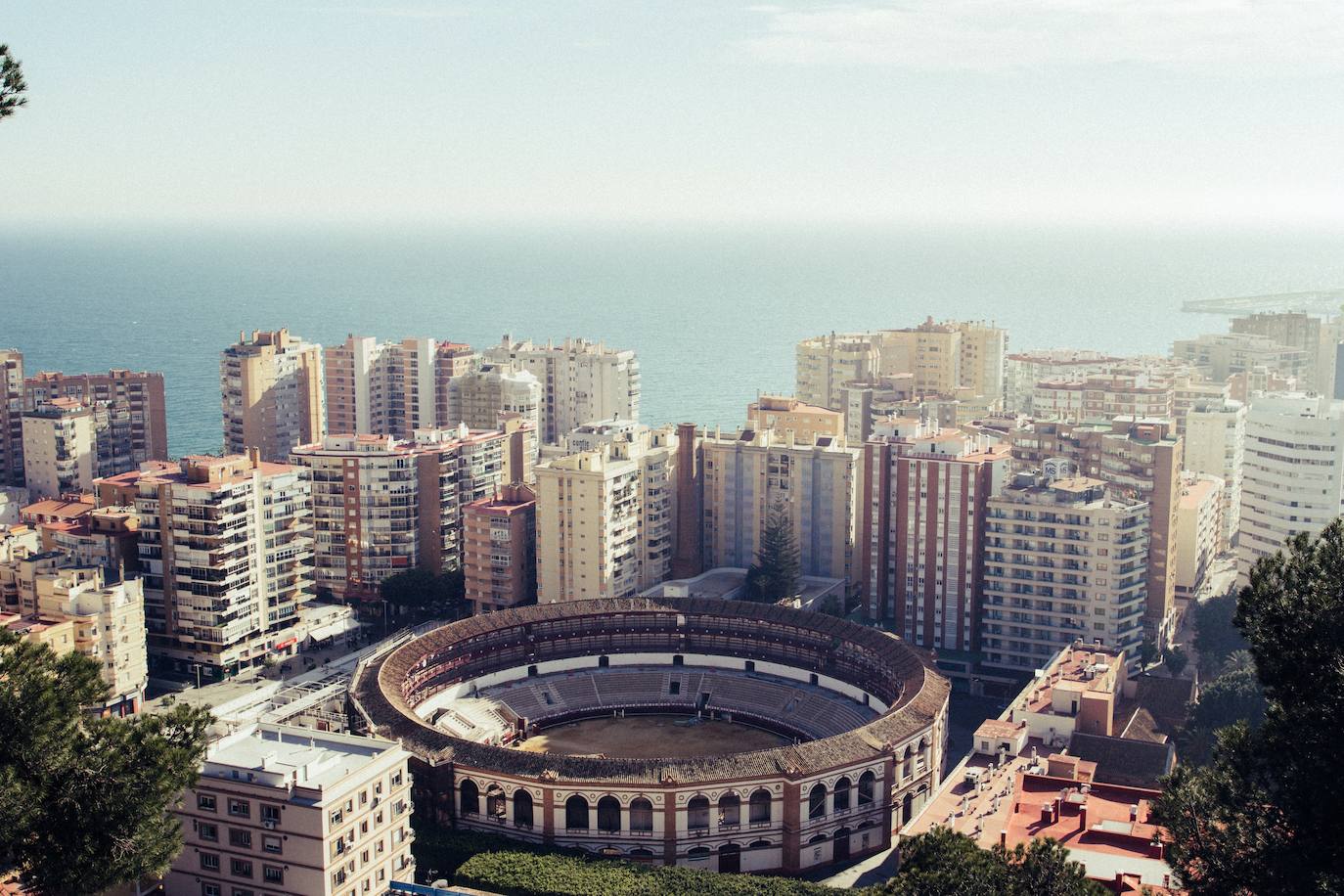 MÁLAGA. Hablando de Málaga quien más quien menos le viene la cabeza la Costa del Sol con Marbella, Torremolinos, el glamour y las playas de ensueño. Pero eso no es todo!!! La ciudad de Málaga también tiene mucho que ofrecernos; tanto que se ha situado como la segunda mejor ciudad donde pasar el verano. 