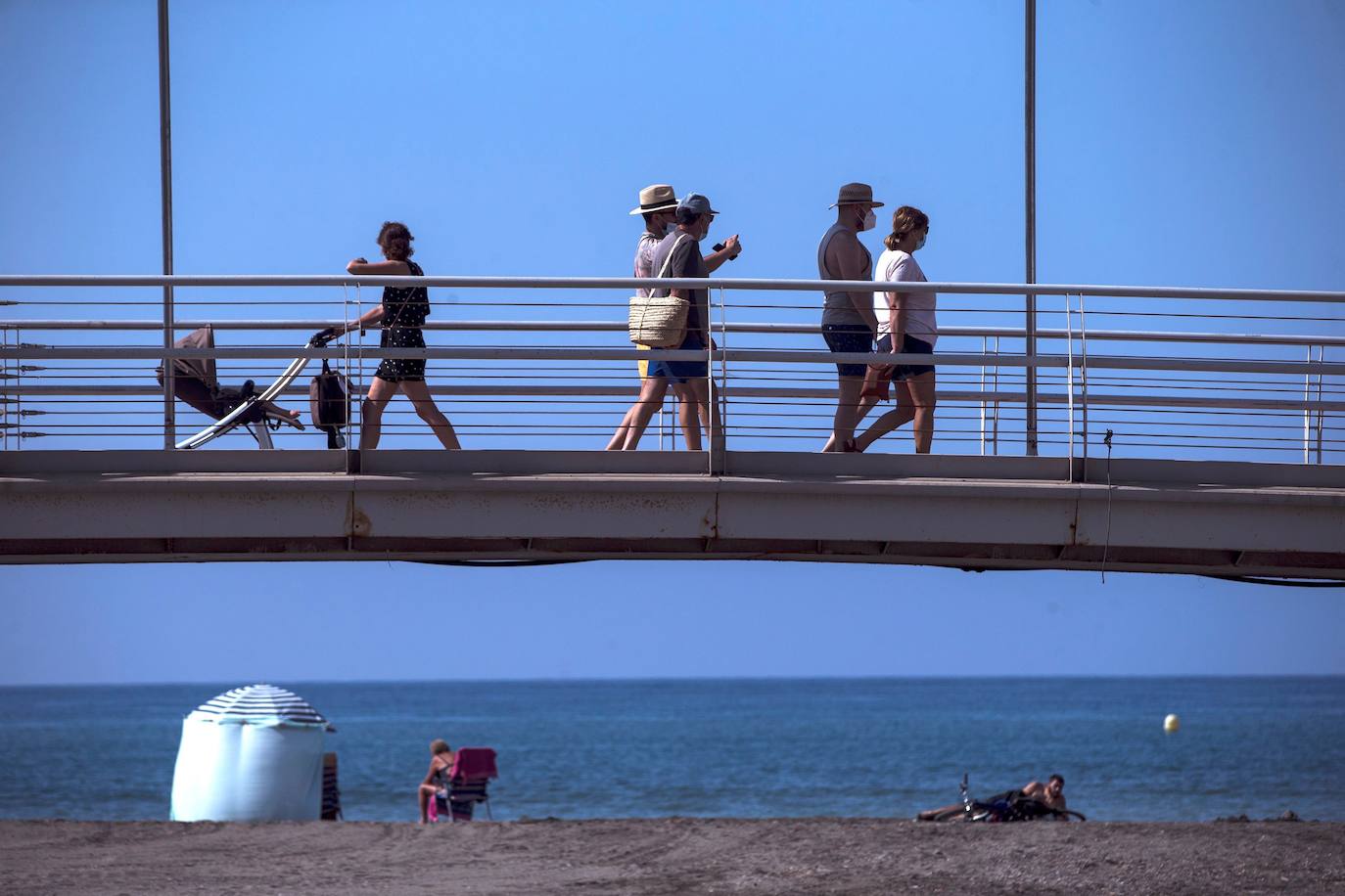 MÁLAGA. Con su centro, donde fluye la historia por todos sus rincones gracias a la Alcazaba y el Teatro Romano, la cultura con el mundialmente conocido museo Picasso, sus magníficas playas o la excelente gastronomía; si a esto le añadimos un clima perfecto, piscinas para hacer un chapuzón y multitud de tiendas para tomar un helado, nos sitúan la capital malagueña al top de las ciudades españolas donde pasar el verano.