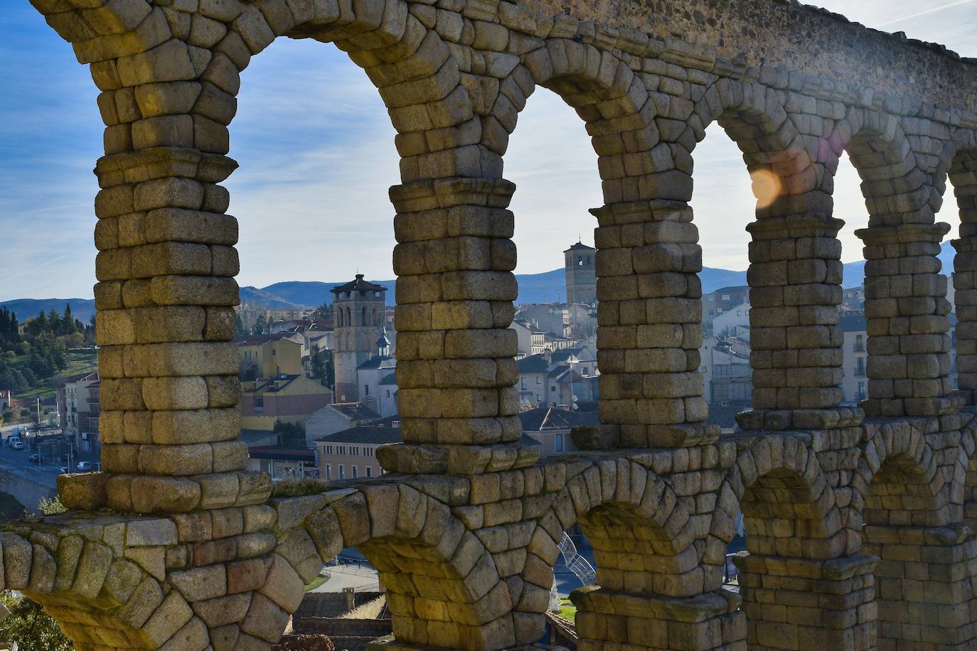 SEGOVIA. ¿Sabías que disfruta de 345 días de sol al año? Además tiene una temperatura media muy suave, lo que es perfecto para descubrir todos sus encantos, como la Plaza Mayor, la Catedral y la Segovia extramuros; la cual invita a hacer unas buenas caminatas por el Valle del Eresma.