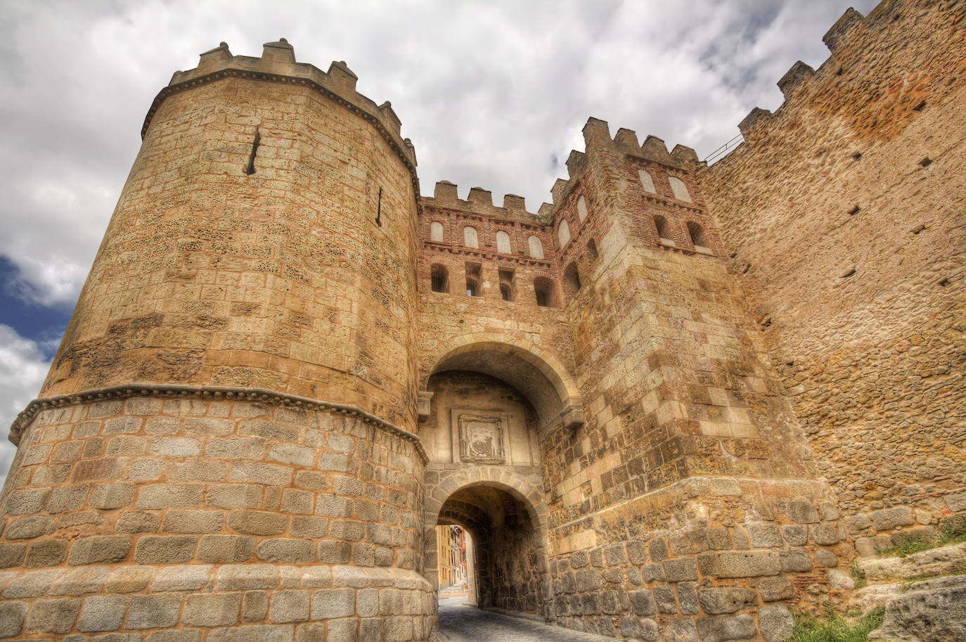 SEGOVIA. Con su impresionante acueducto, único en el mundo, y el Alcázar han llevado a Segovia a ser condecorada como Ciudad Patrimonio de la Humanidad, pero en esta ciudad castellana se esconde mucho más. 