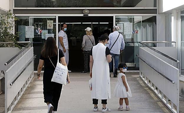 Ayuntamientos y pacientes claman por la reapertura de los consultorios cerrados