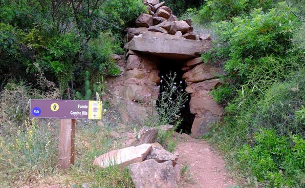 Imagen principal - Fuente del Camino de Olla y senda hacia el Gorgo. 