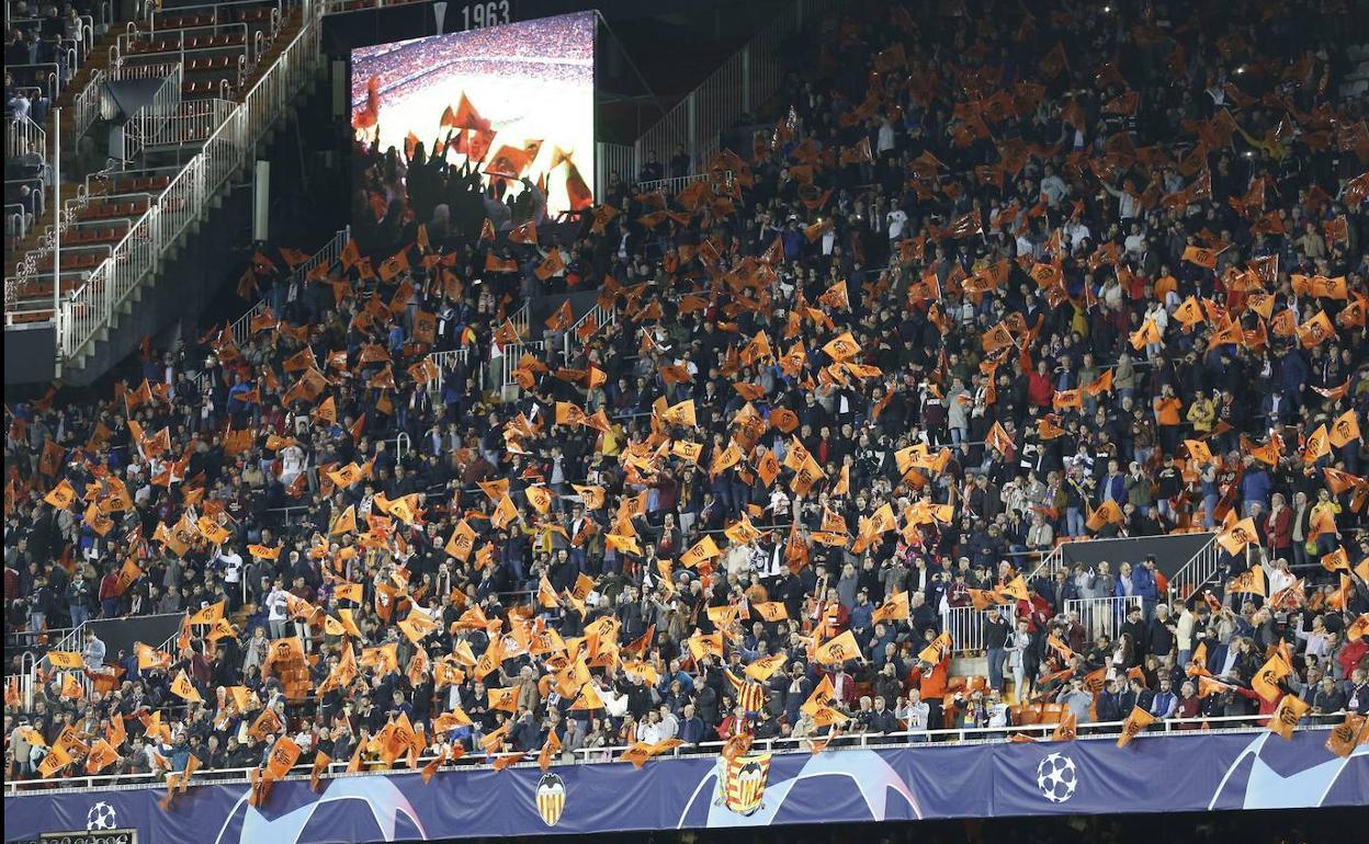 Afición en el Mestalla.