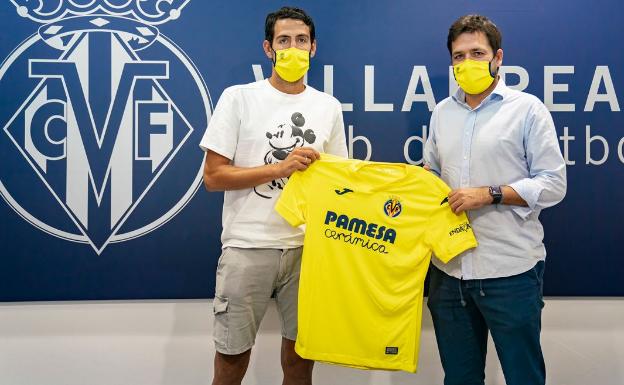 Parejo posa junto a Roig Nogueroles al anunciar su fichaje por el conjunto amarillo. 