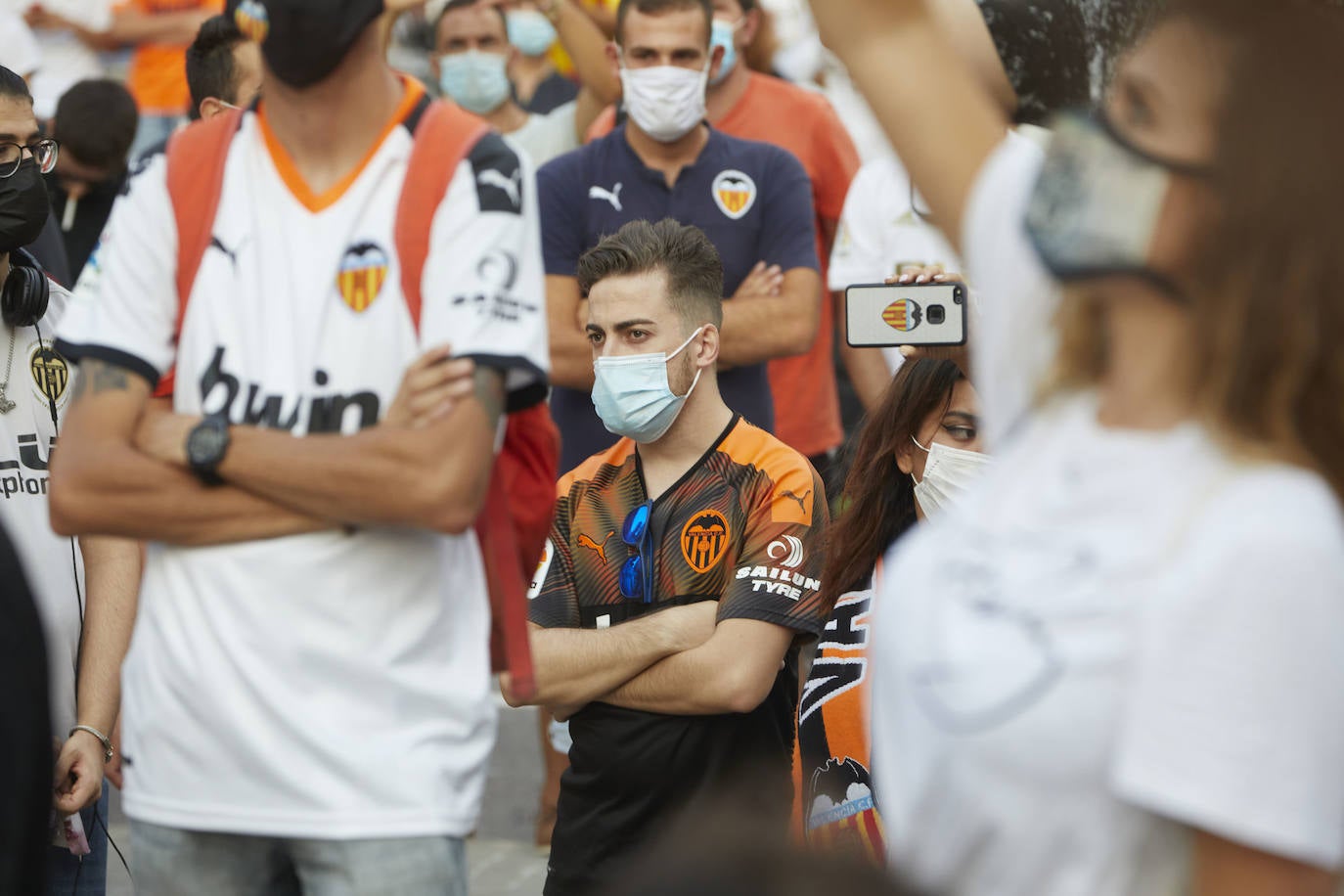 Fotos: Más de un millar de valencianistas se manifiestan contra la gestión de Lim y piden su marcha