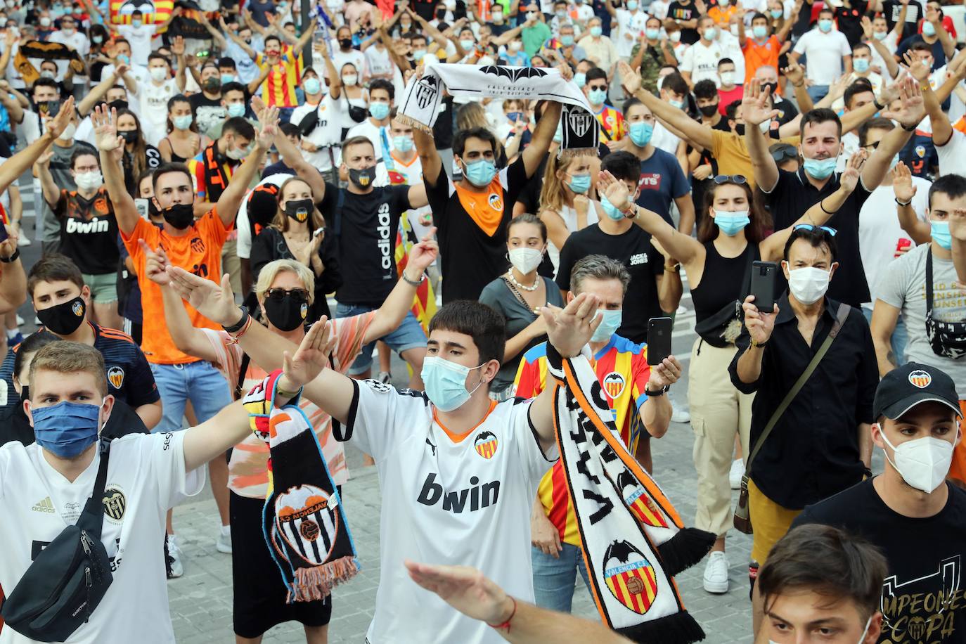 Fotos: Más de un millar de valencianistas se manifiestan contra la gestión de Lim y piden su marcha