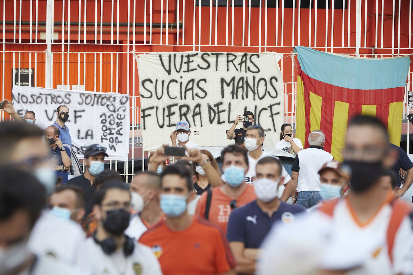 Fotos: Más de un millar de valencianistas se manifiestan contra la gestión de Lim y piden su marcha