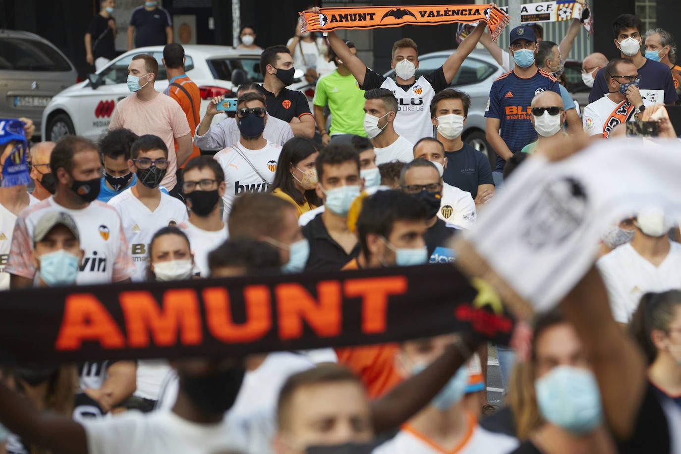 Fotos: Más de un millar de valencianistas se manifiestan contra la gestión de Lim y piden su marcha